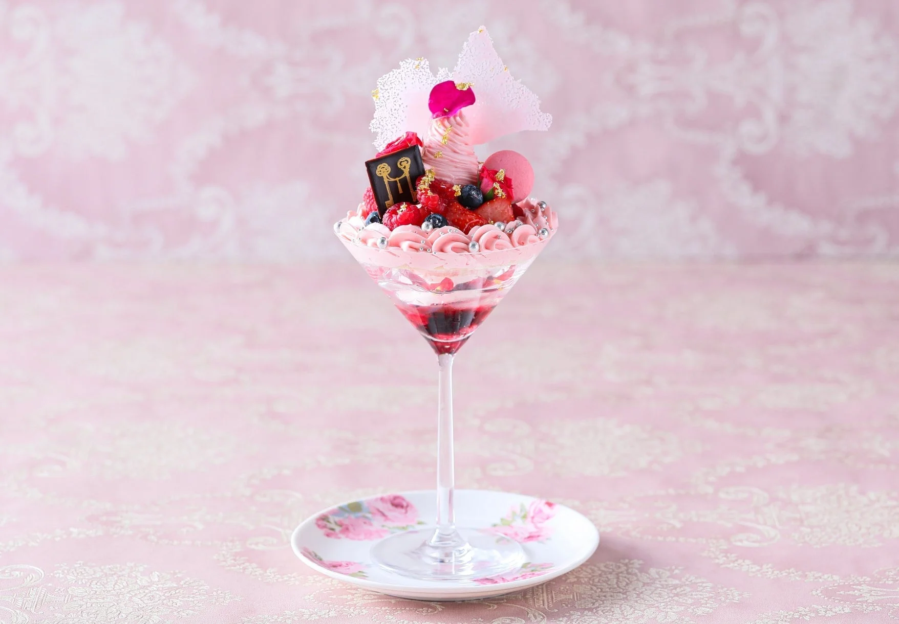 華やかなベリーたっぷりのパフェ