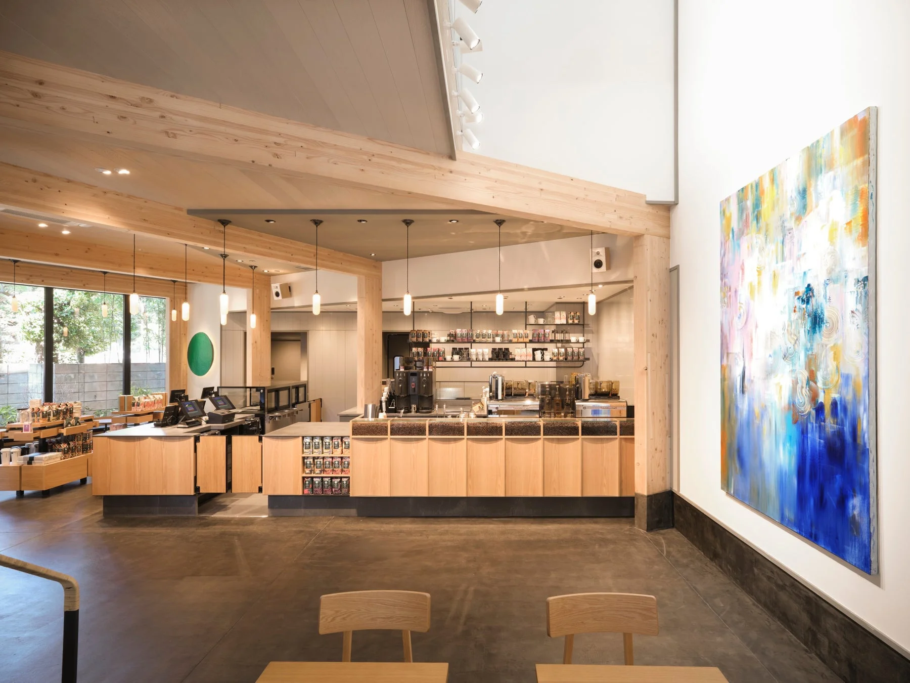 広々としたモダンなカフェの店内