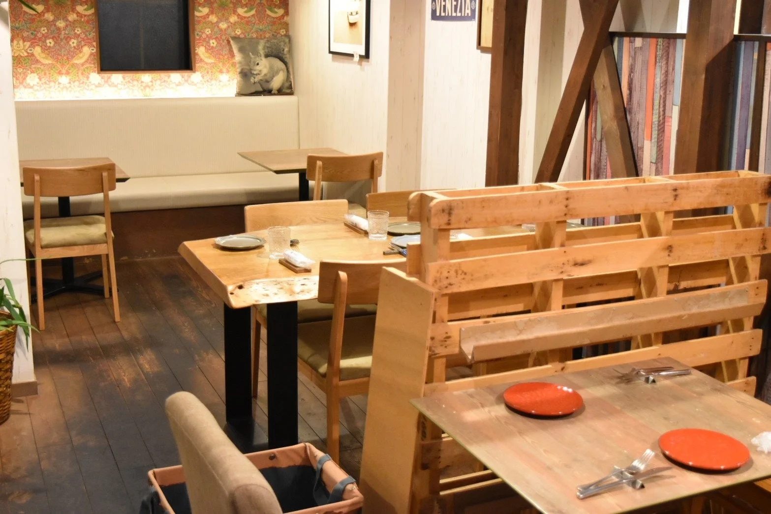 店内風景、リスの壁紙