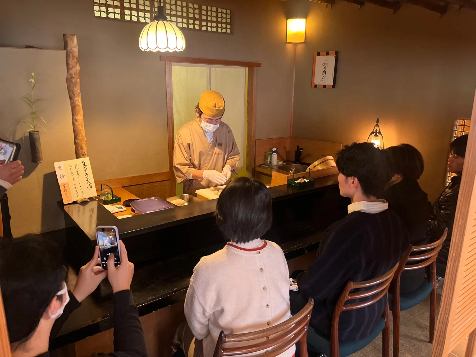 和菓子,生菓子,実演,抹茶,日本文化,職人,体験,カウンター,店内,飲食店,スイーツ,職人技,観光