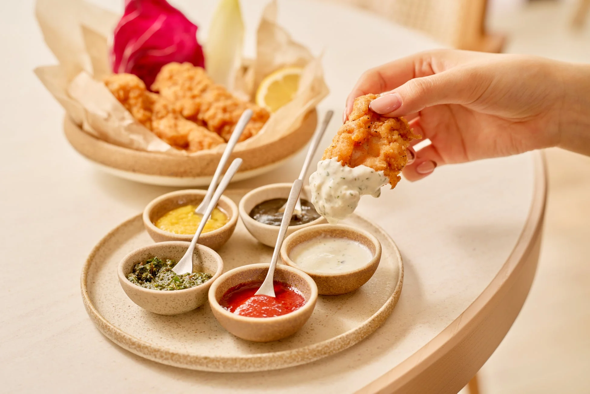 揚げ物とディップソース