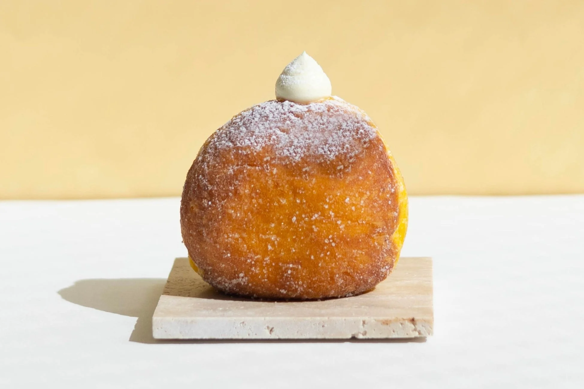 カスタードホイップが乗った生ドーナツ