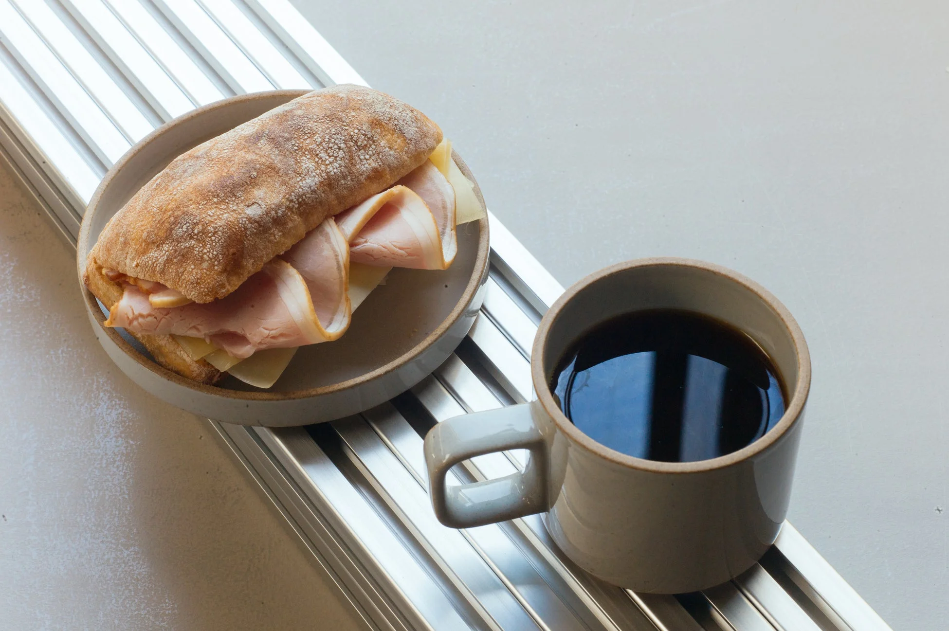 サンドイッチとコーヒー