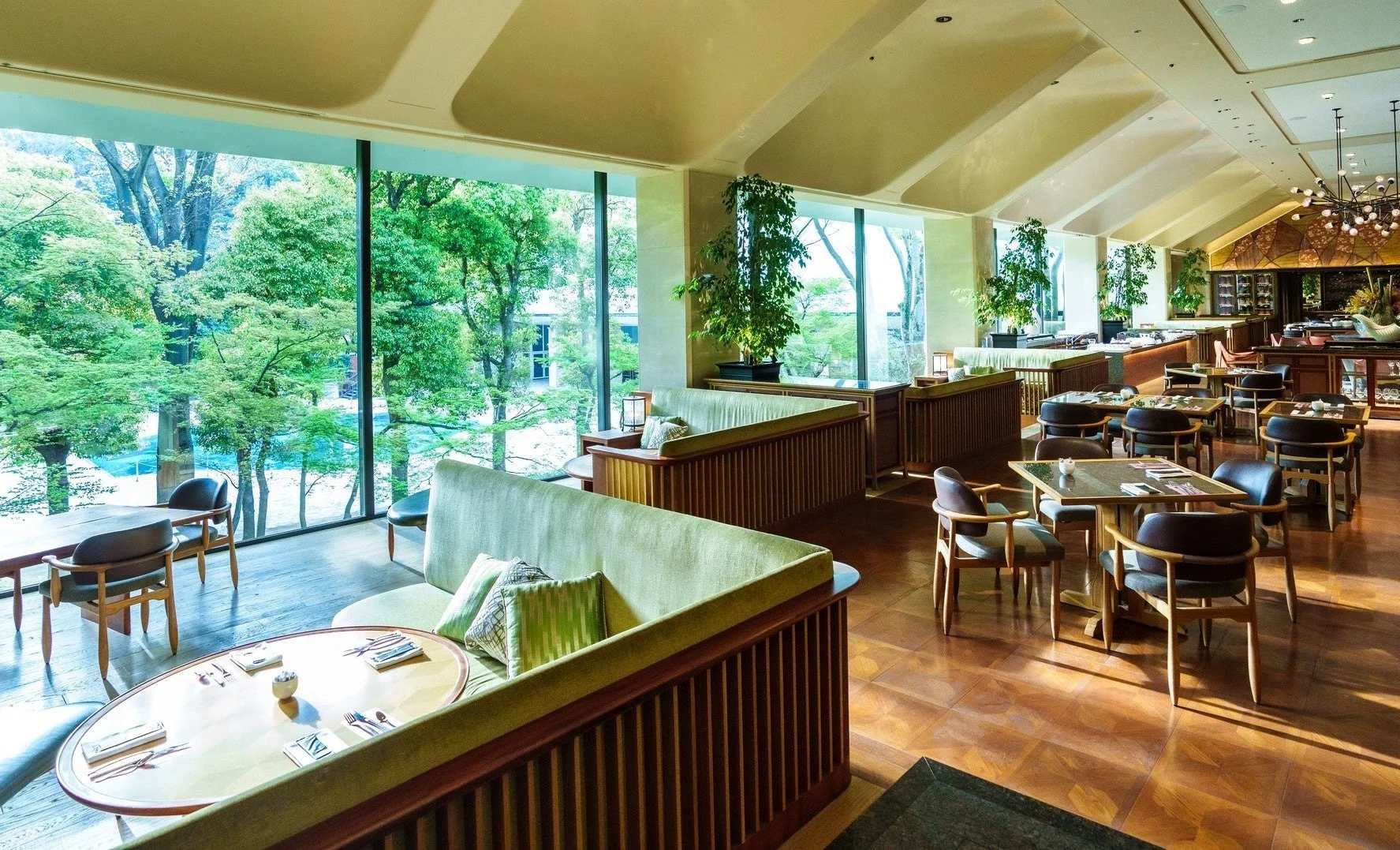 窓から緑が見えるLounge Momijiの様子