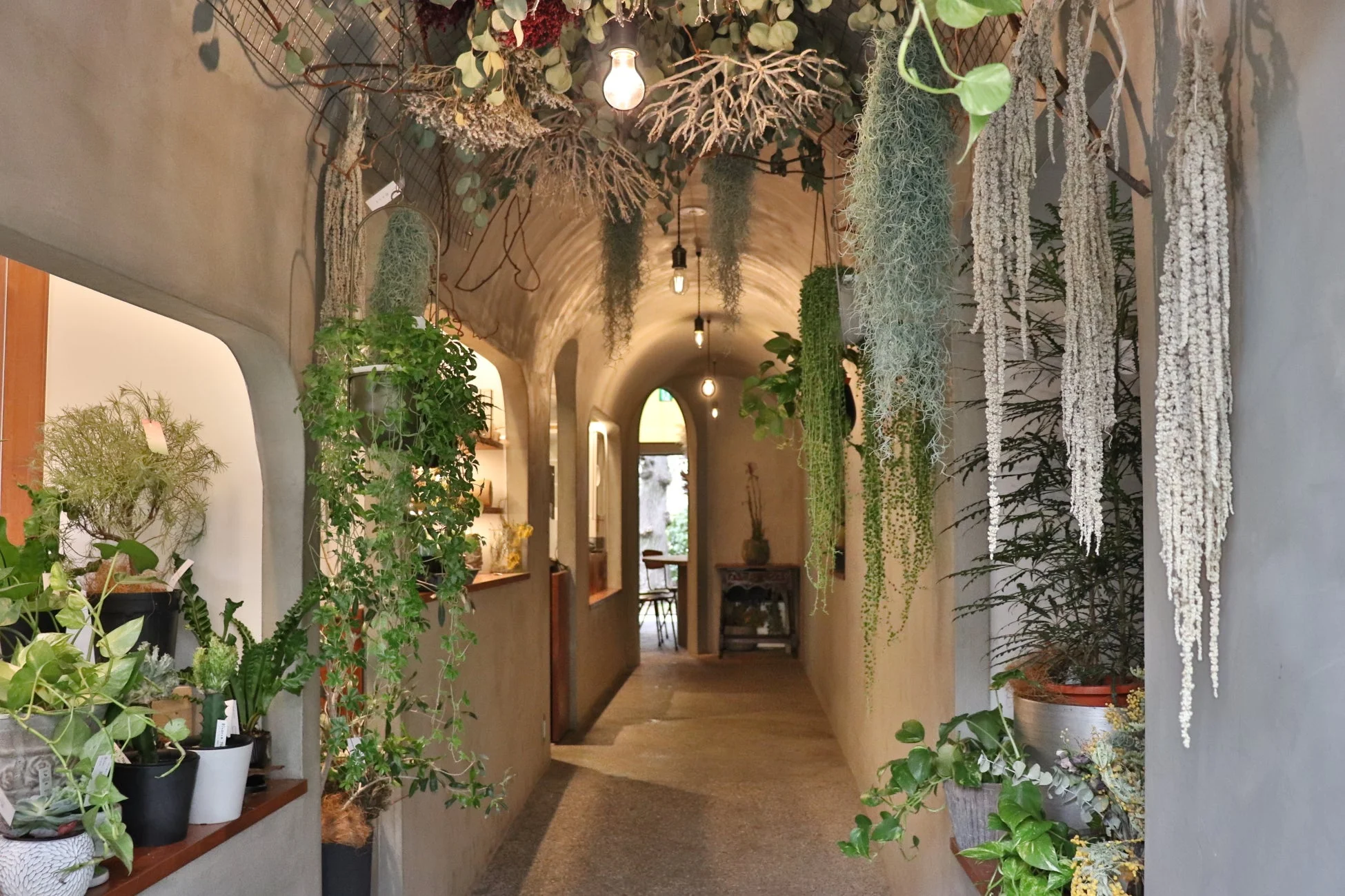 植物で埋め尽くされたアーチ状の通路