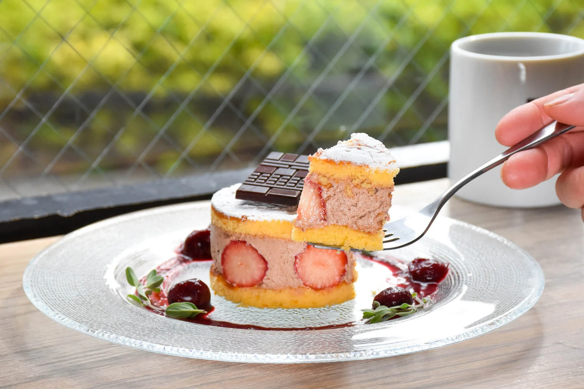 フォークで持ち上げられたフルーツサンドケーキ