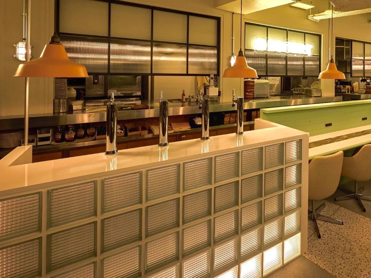 バー,カウンター,ビールタップ,ガラスブロック,モダンインテリア,レストラン,ダイナー,厨房,照明,飲食店,ステンレス