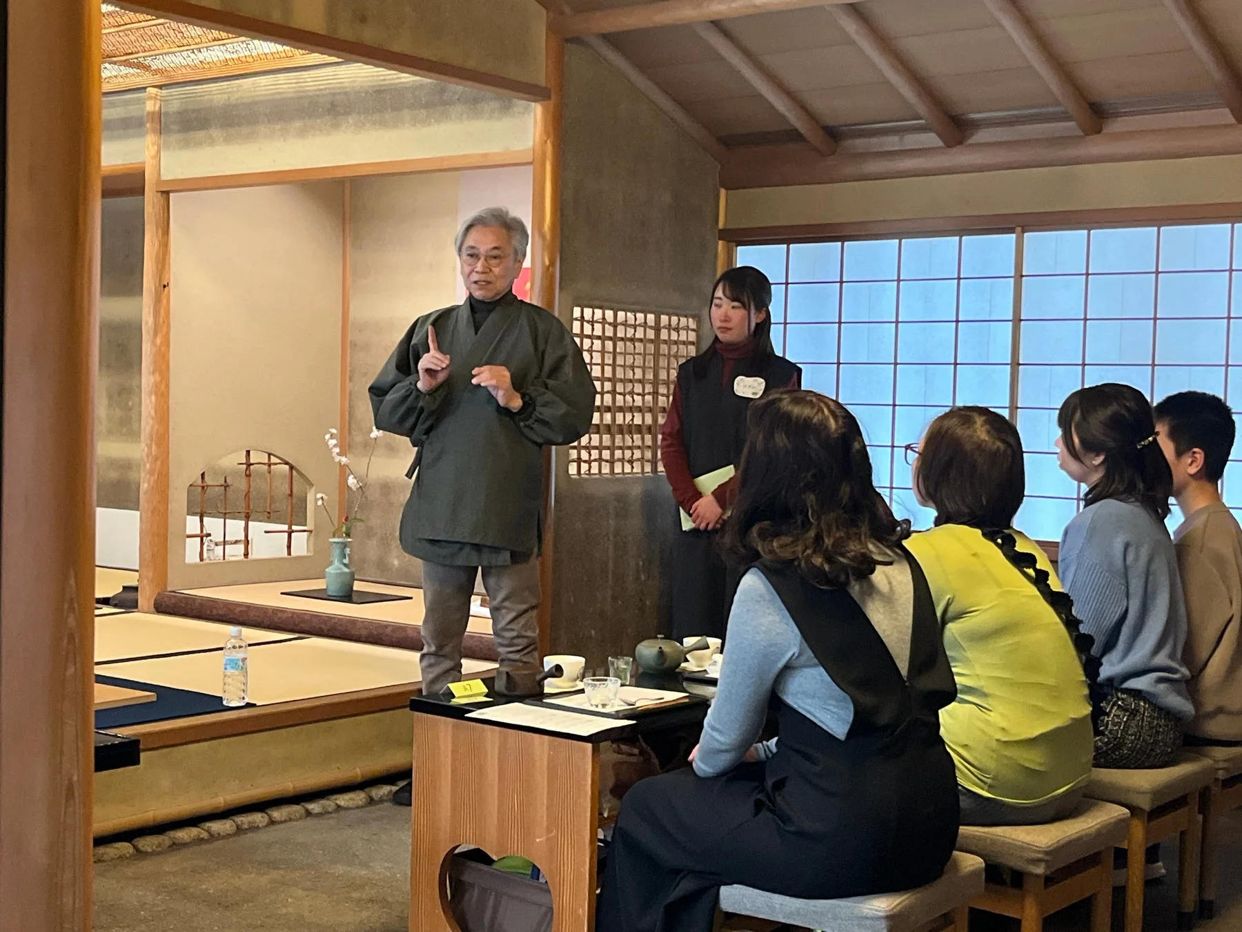 和室,伝統文化,講習会,お茶,茶道,日本家屋,人々,説明,畳,障子,室内イベント,講師,参加者