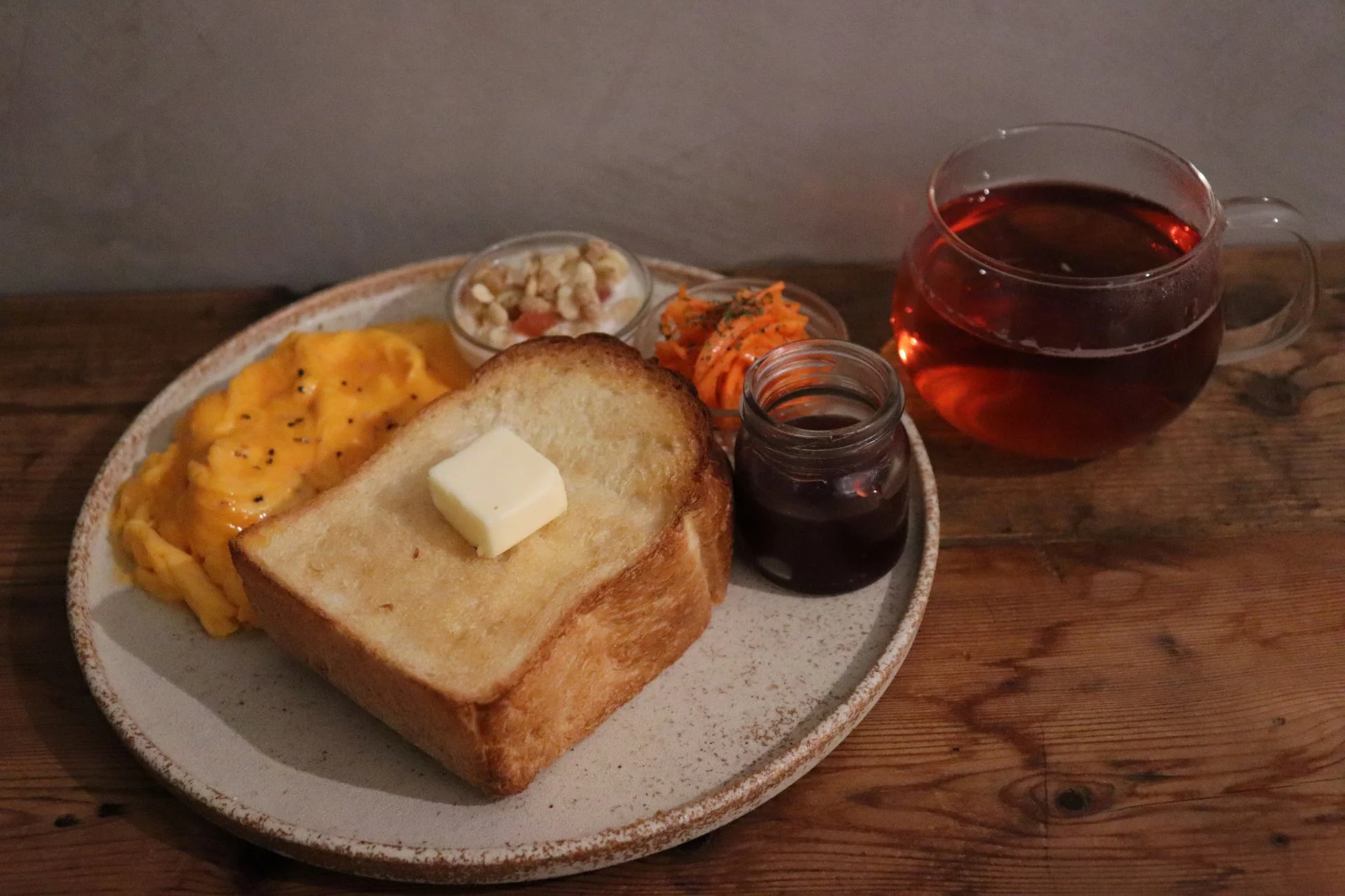 トーストとスクランブルエッグ