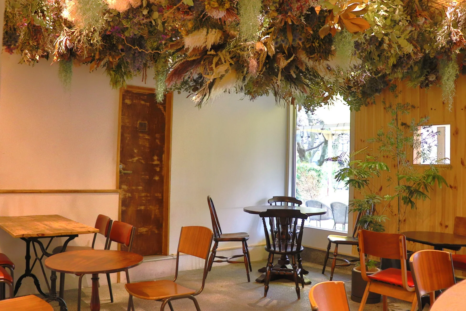 ドライフラワーが飾られたカフェ店内