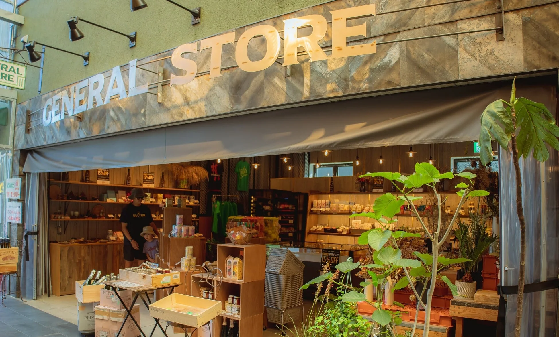 「GENERAL STORE」の看板が掲げられた店舗の入り口です。
