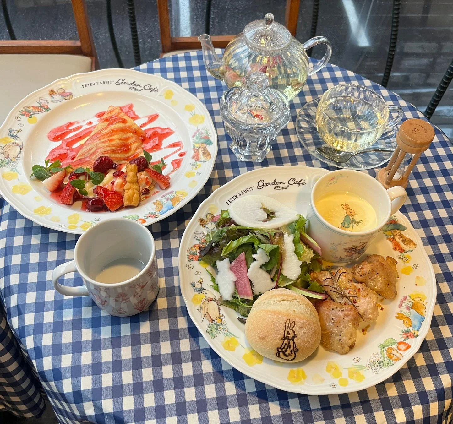 ピーターラビット™ガーデンカフェの食事とデザートのセット