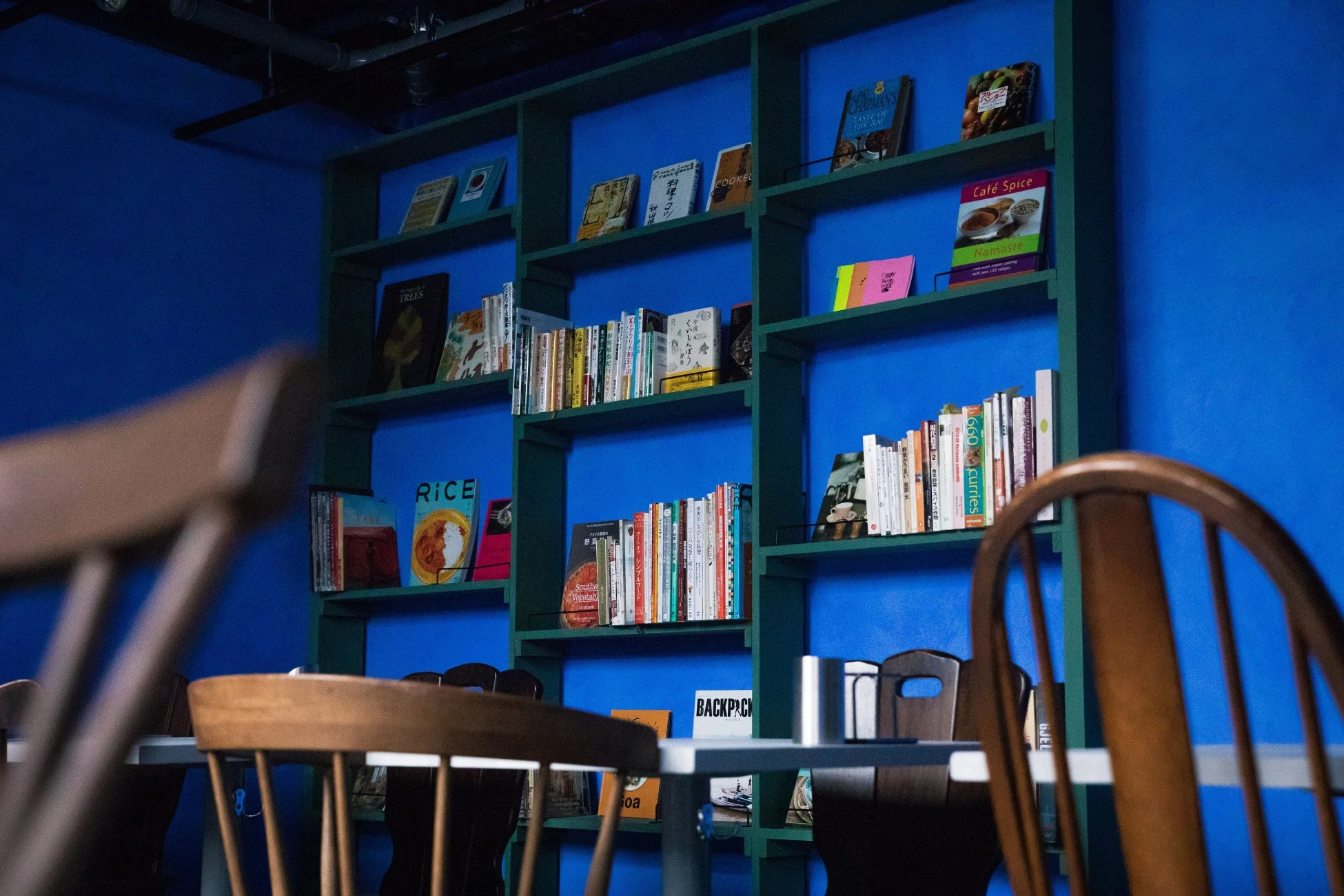 HAVE MORE CURRYの店内にある本棚