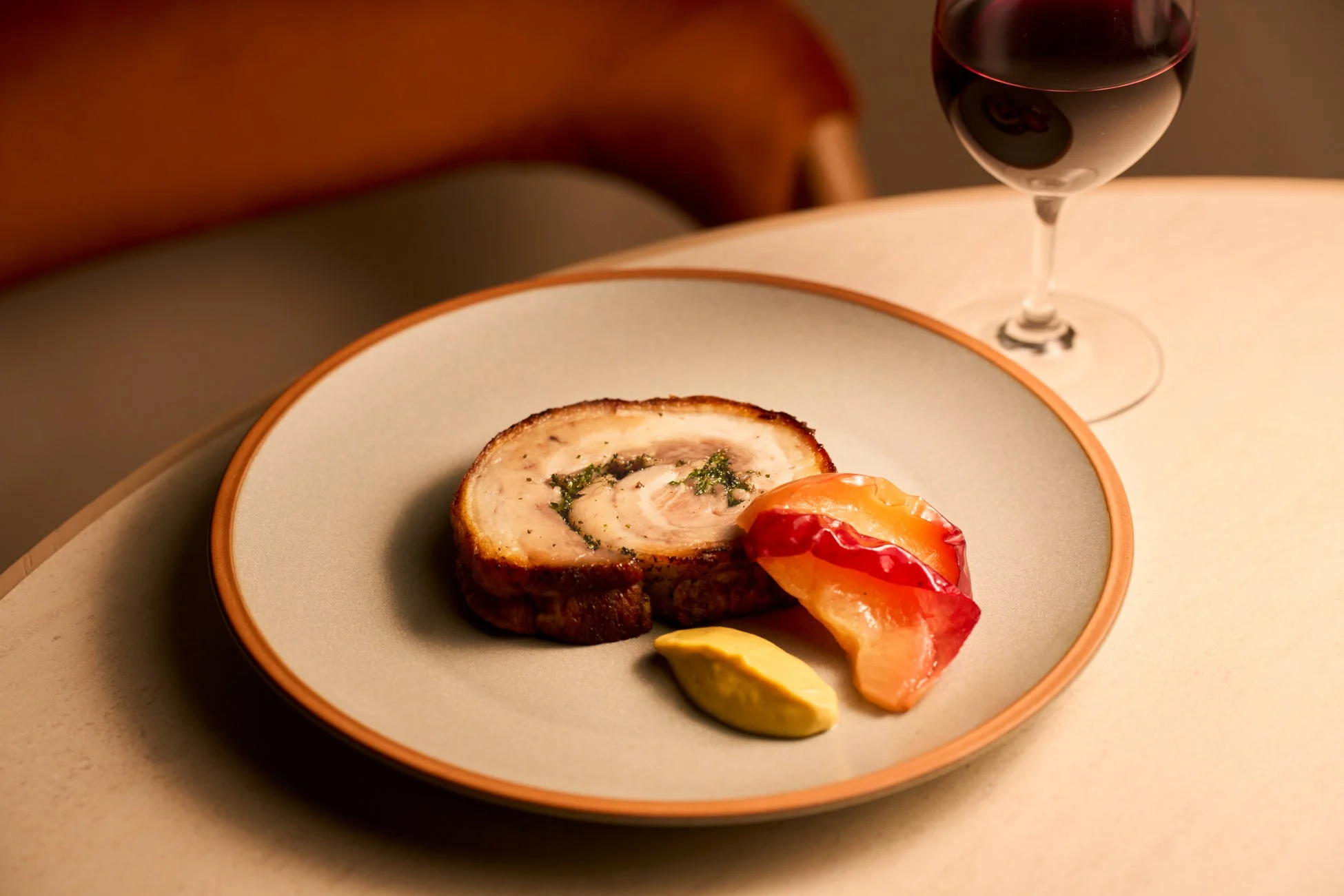 ハーブ香る肉料理