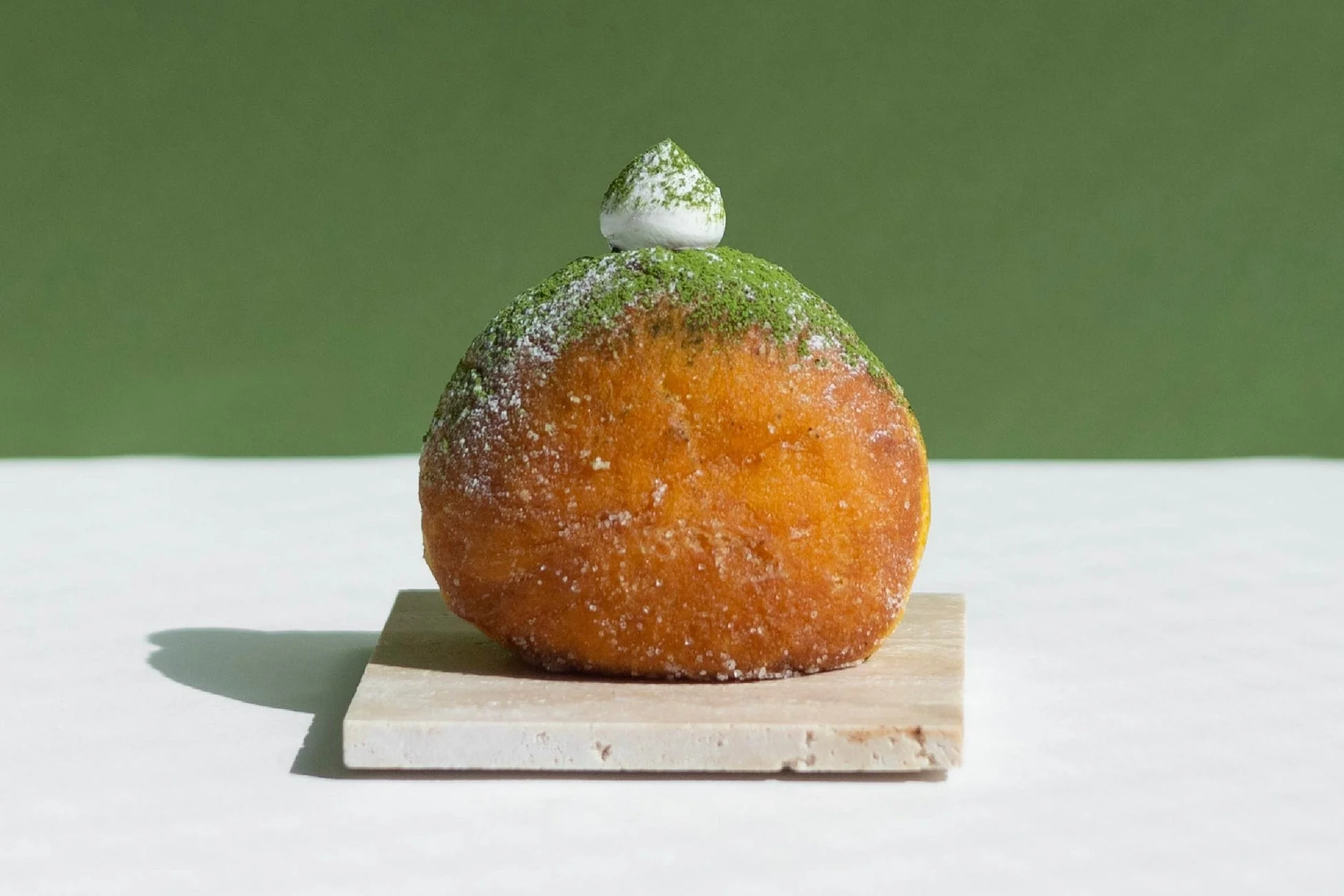 抹茶クリームが乗った生ドーナツ