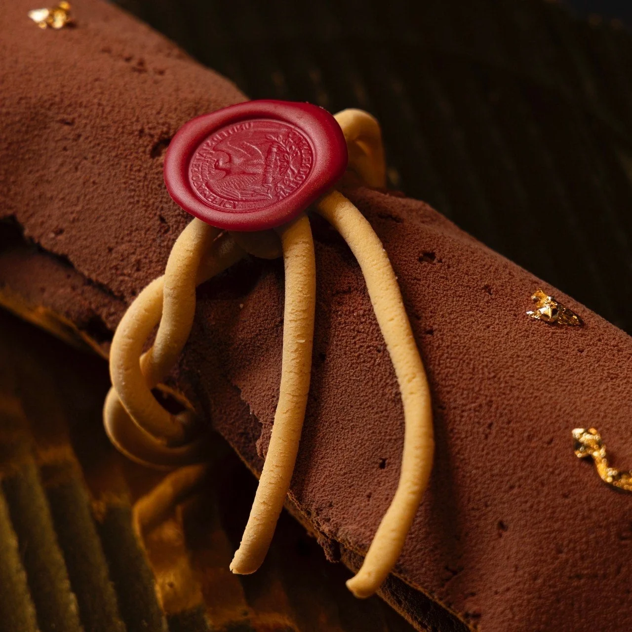 ココアパウダーで覆われたチョコレートのブッシュドノエル。