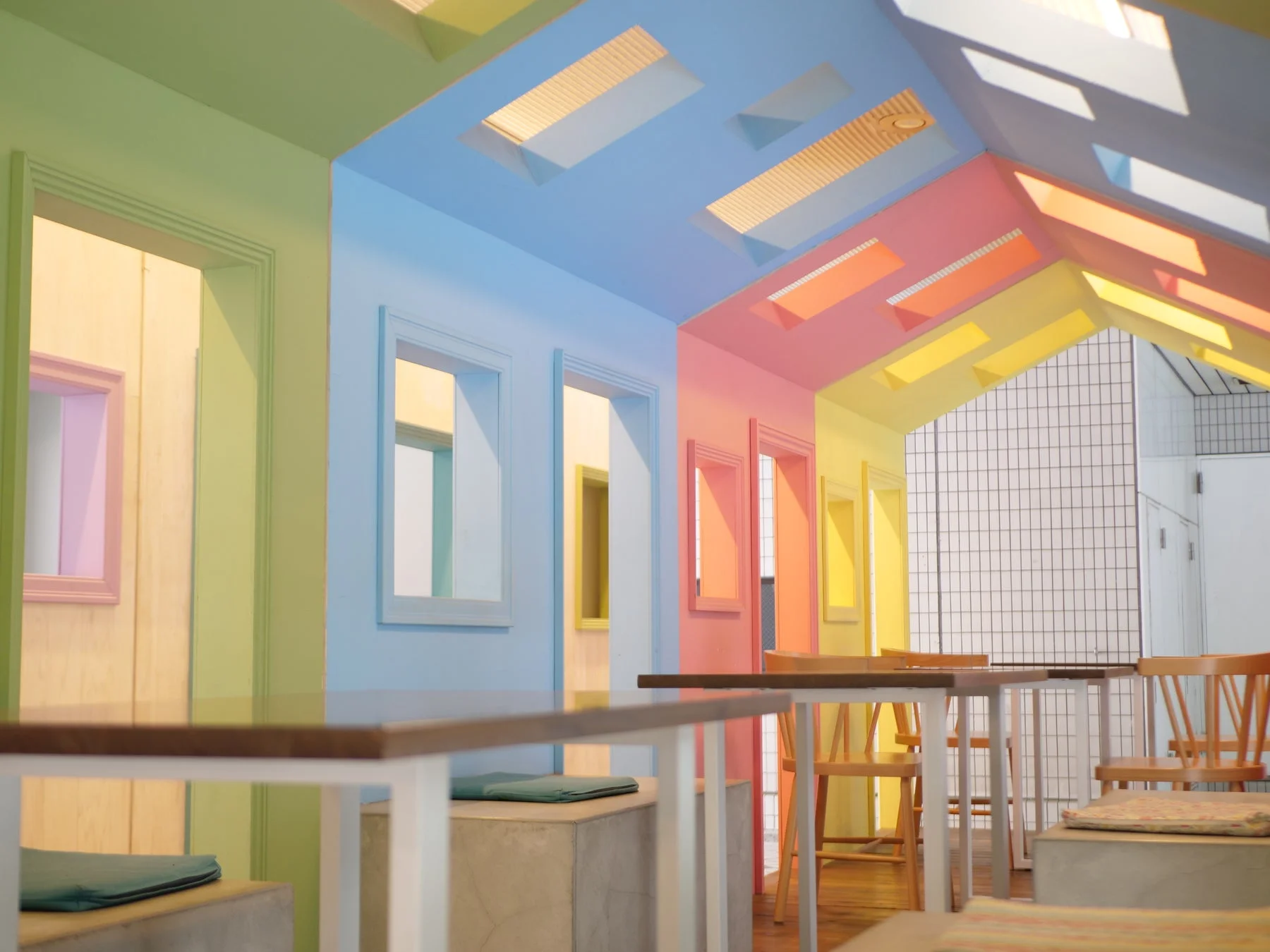 パステルカラーで彩られたモダンなカフェのインテリア