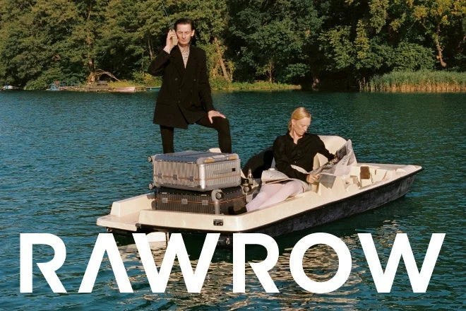 湖に浮かぶボートとスーツケース