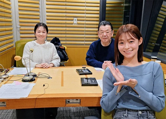 ラジオスタジオの3人