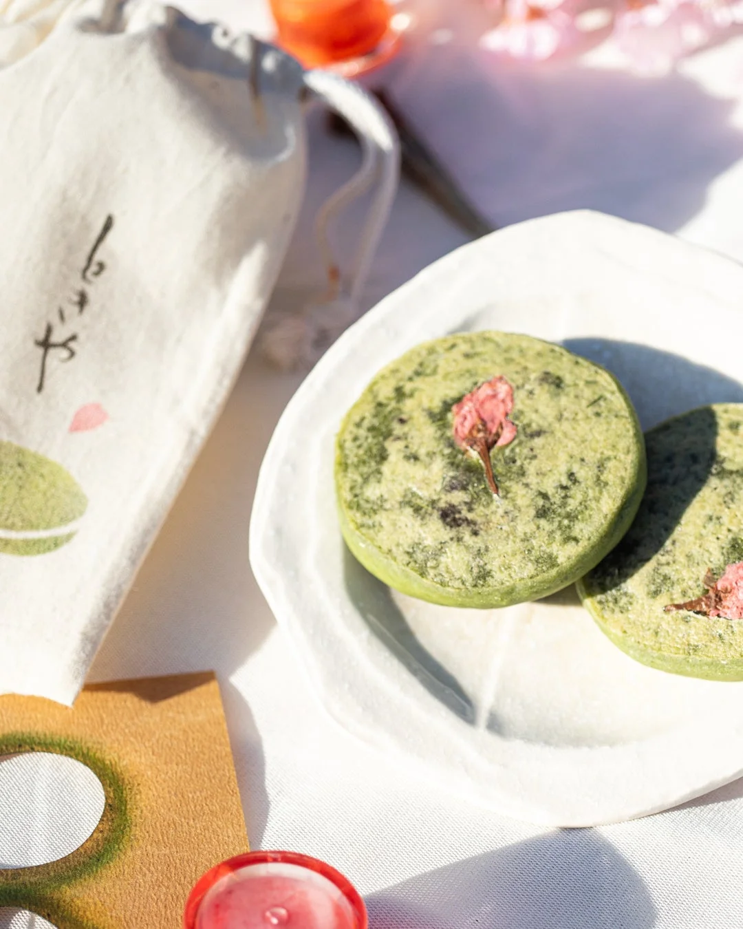 桜の花びらが飾られた抹茶風味の丸い和菓子