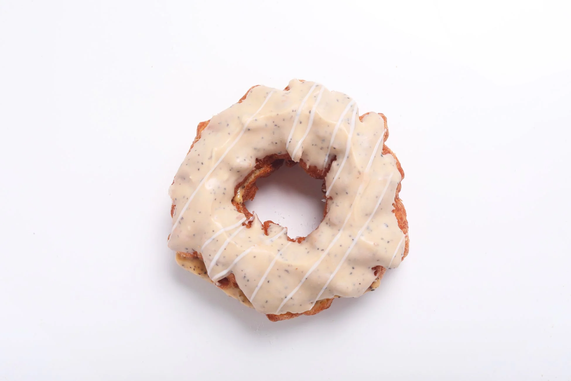 アイシングと白い線でデコレーションされたドーナツ