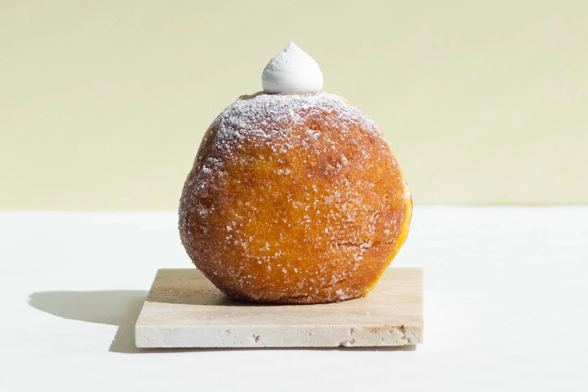 ホイップクリームが乗った生ドーナツ