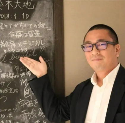 黒板の前で説明する佐藤雄太氏