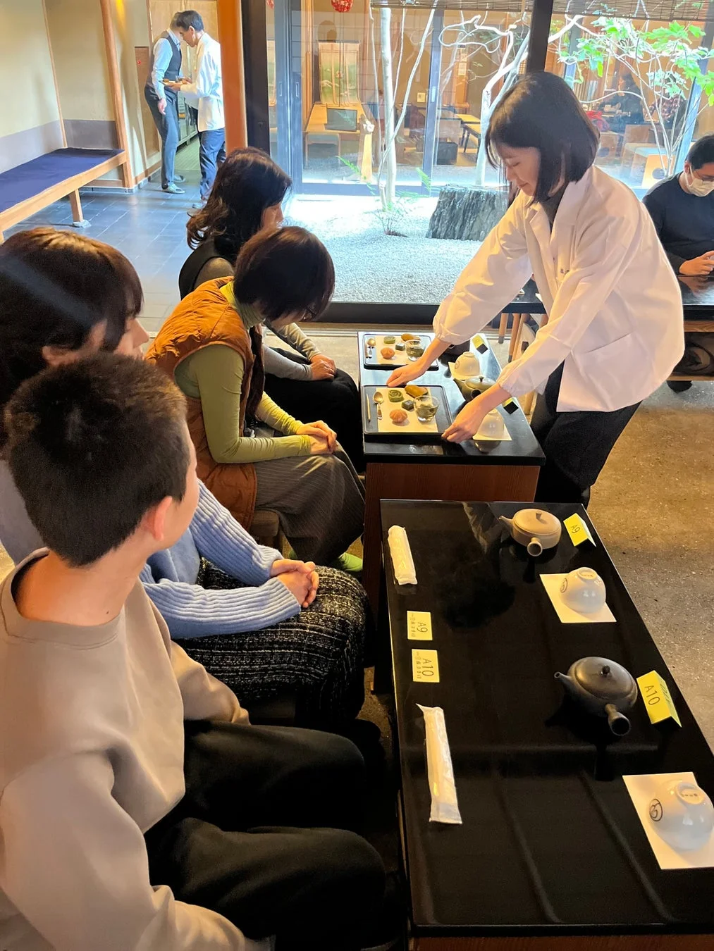 茶道体験,和菓子,日本文化,喫茶店,庭園,接客,グループ,急須,湯呑み,和風