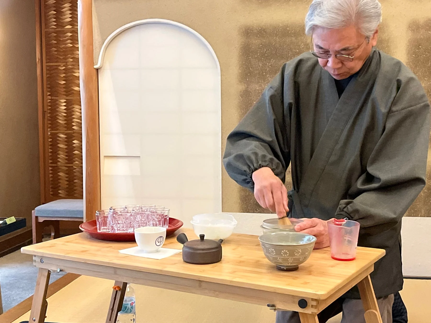 茶道,抹茶,男性,和室,日本文化,茶碗,茶筅,伝統,準備,テーブル