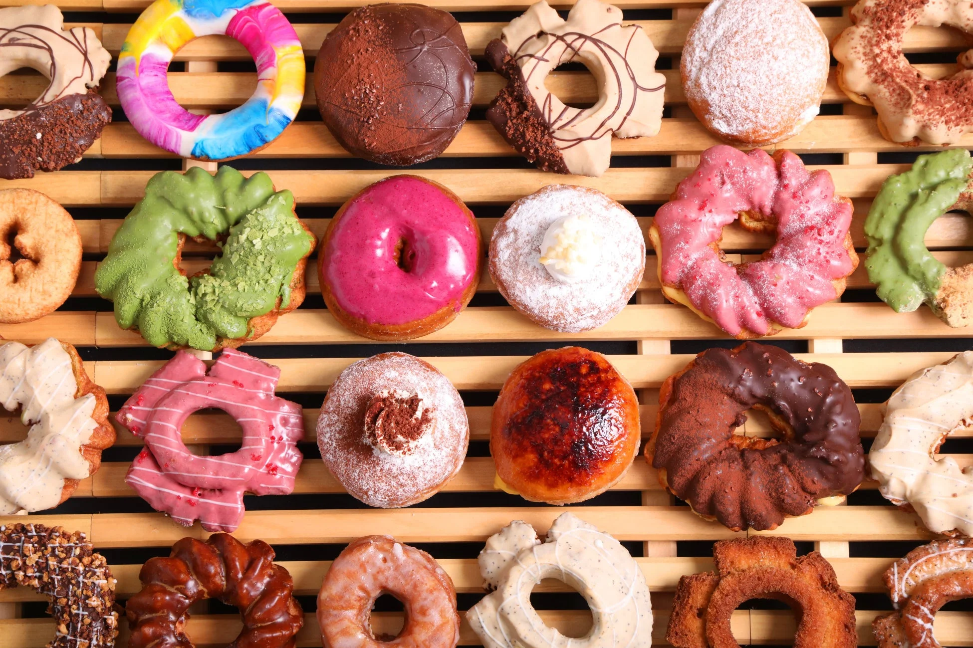 色とりどりのドーナツ盛り合わせ