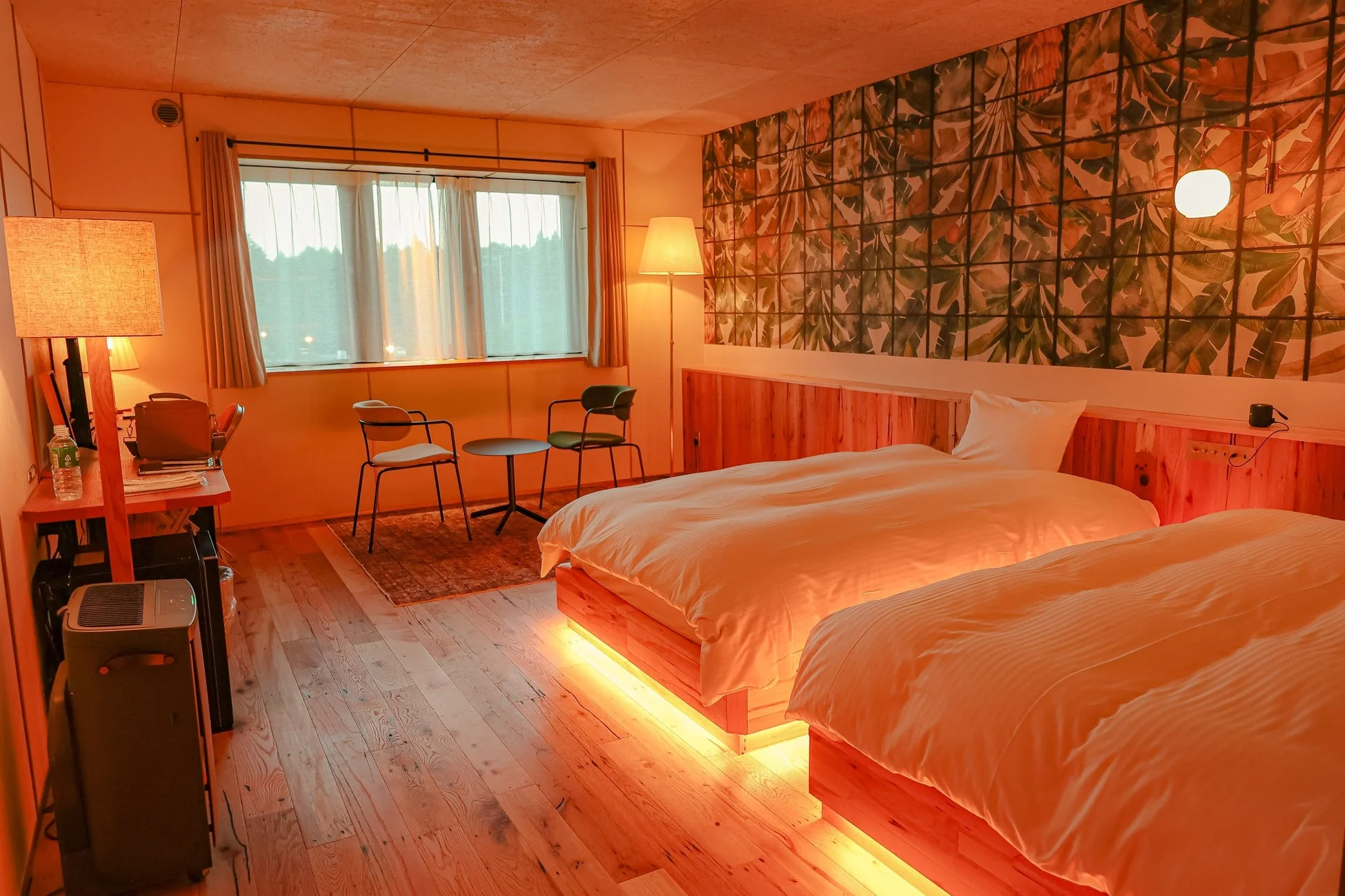 暖かい間接照明が特徴的なホテルのツインルームです。