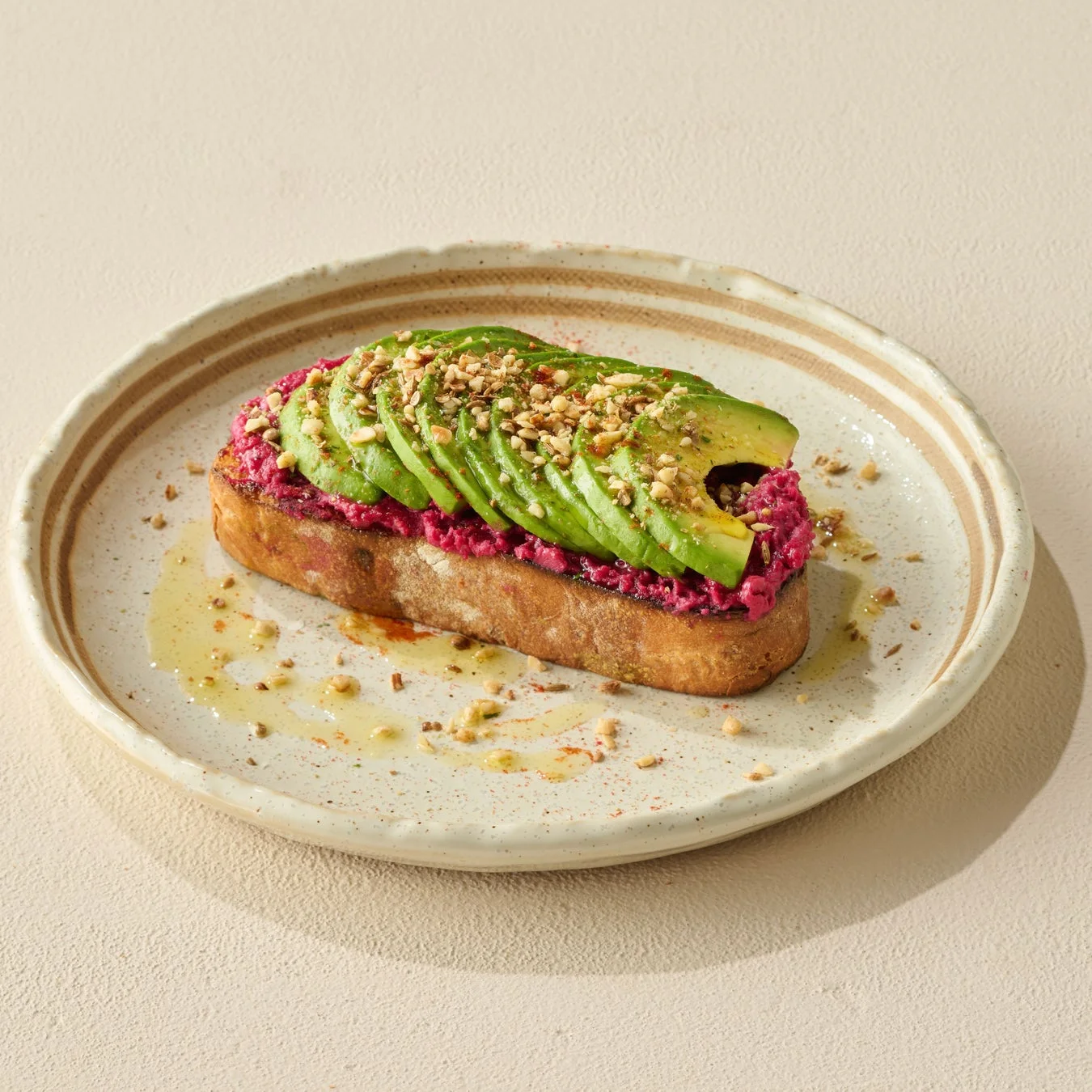 ビーツ&フムス アボカド&デュカオープンサンド