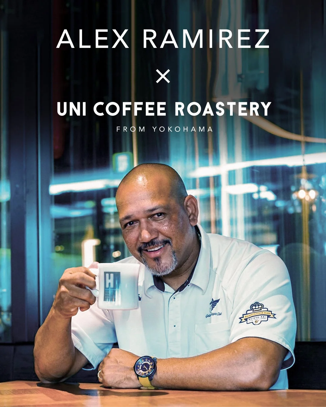 笑顔でマグカップを持つアレックス・ラミレス氏