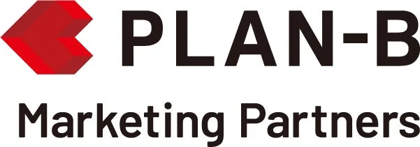 白い背景に、赤色の立体的な図形と「PLAN-B Marketing Partners」という黒いテキストが配置されたロゴマークです。企業やブランドの識別に使用されるデザインで、マーケティング関連の会社を示唆しています。