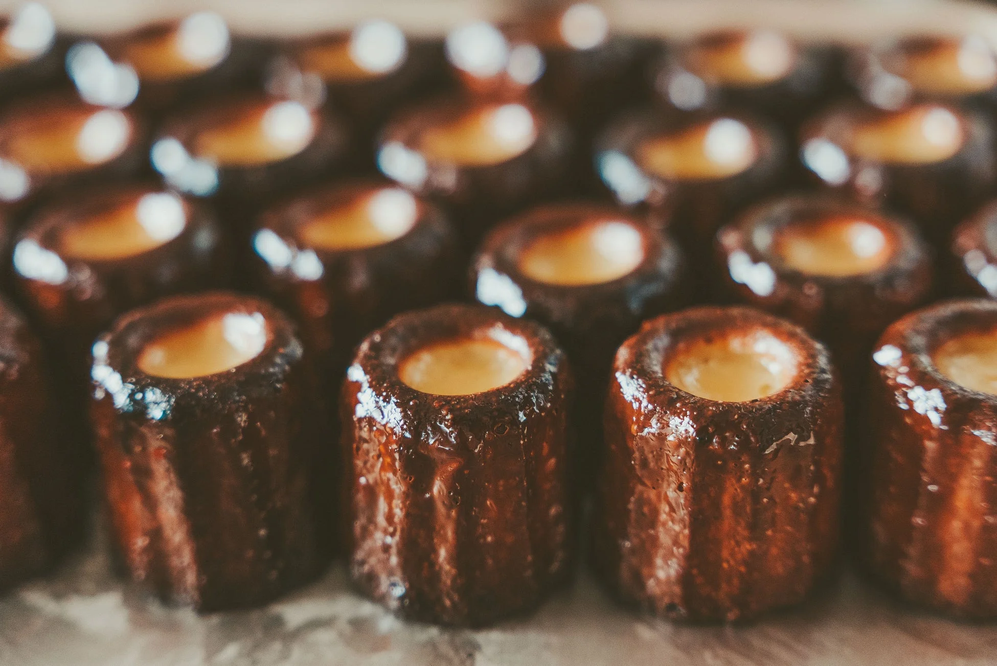 表面がキャラメル色に焼かれたカヌレが複数並べられている様子