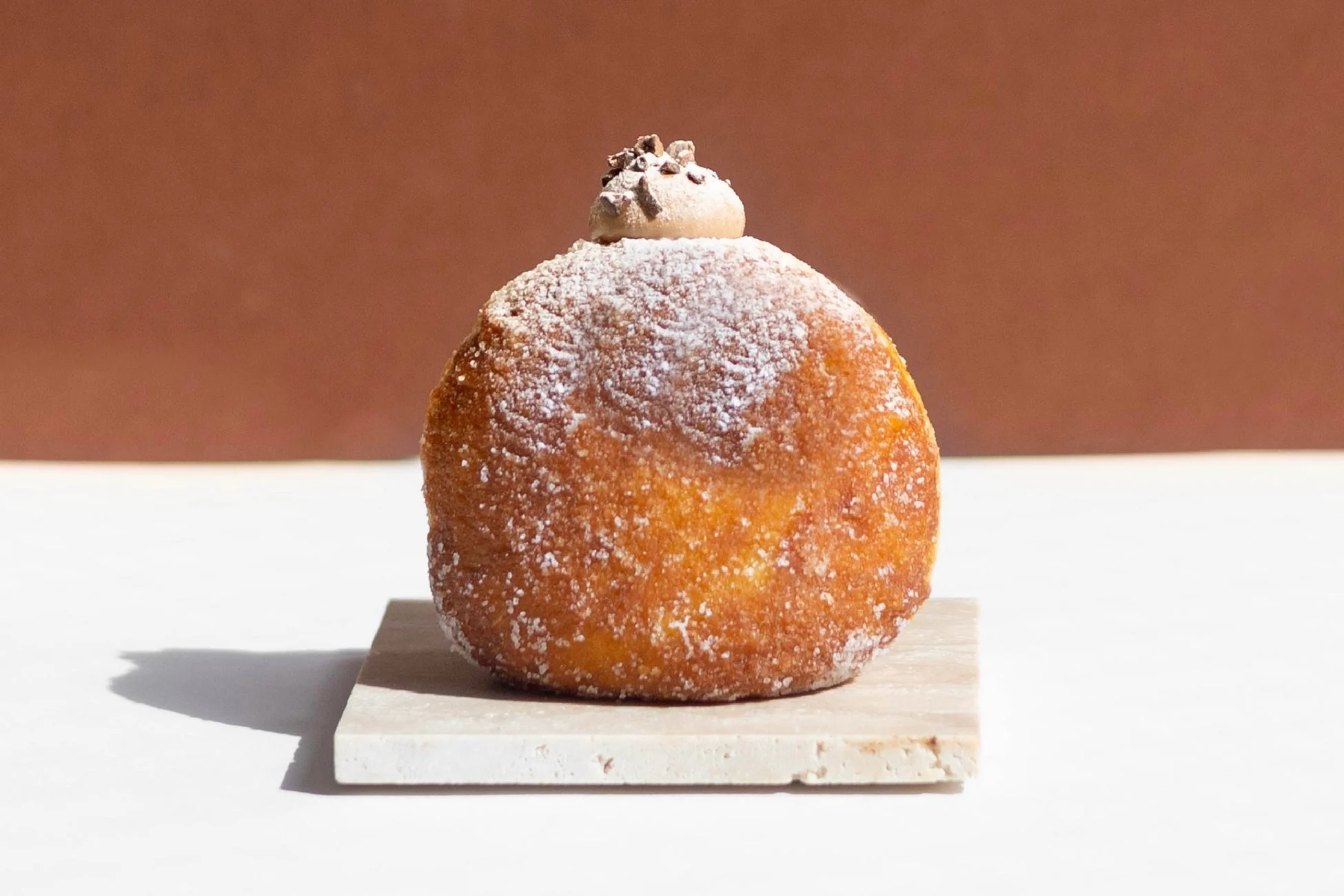 チョコレートクリームが乗った生ドーナツ