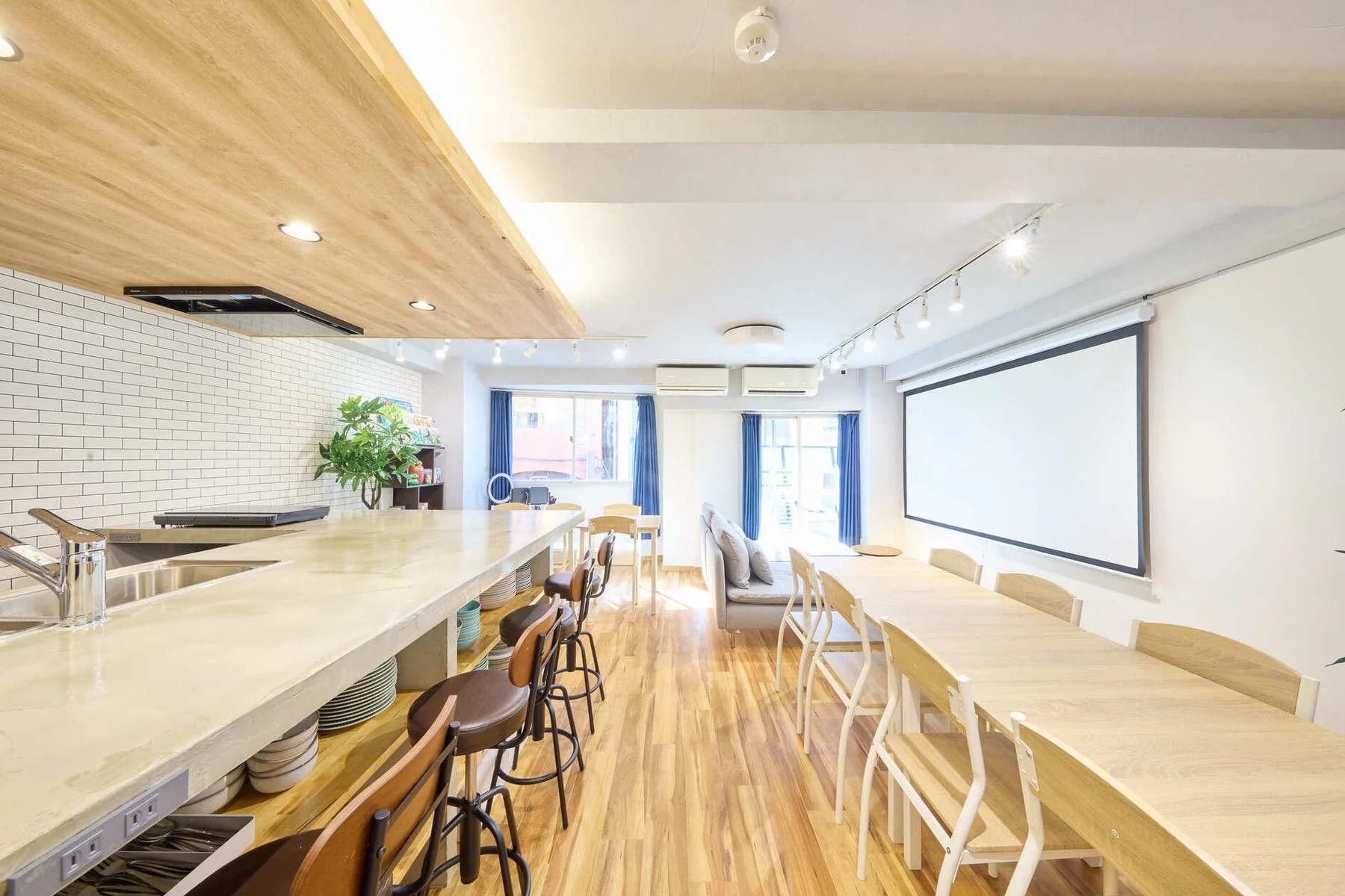 モダンで明るい共有スペース