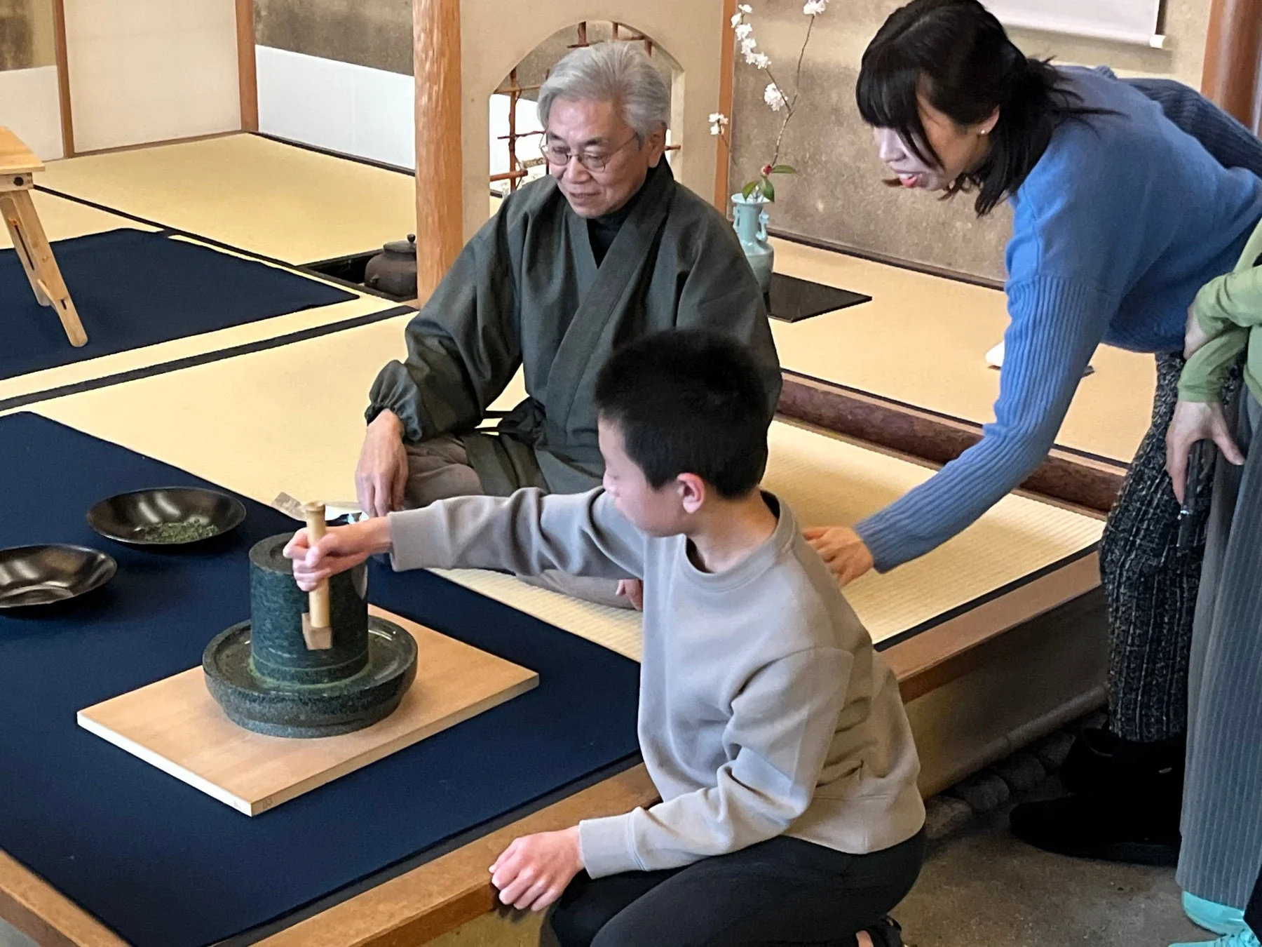 茶道体験,抹茶作り,石臼,和室,日本文化,子供,高齢者,体験,家族