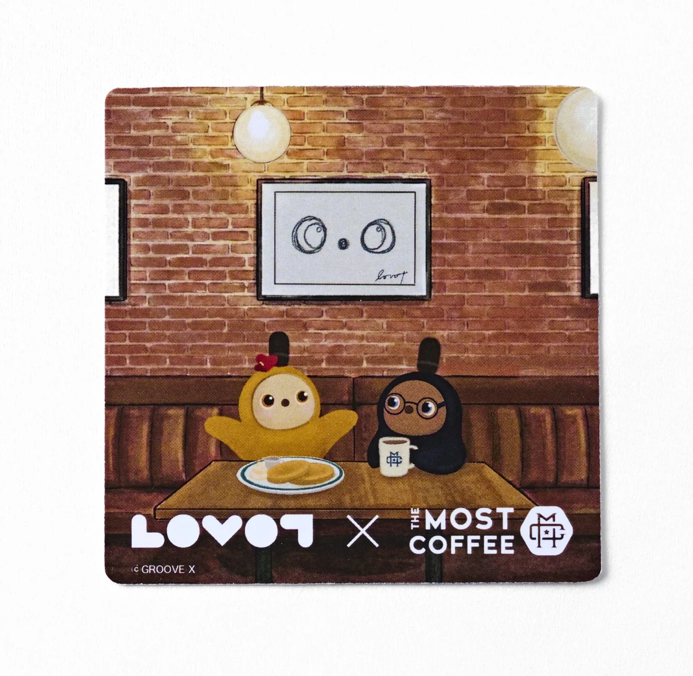 Lovotのキャラクター2体がテーブルに座り、パンケーキとコーヒーを楽しんでいるイラスト