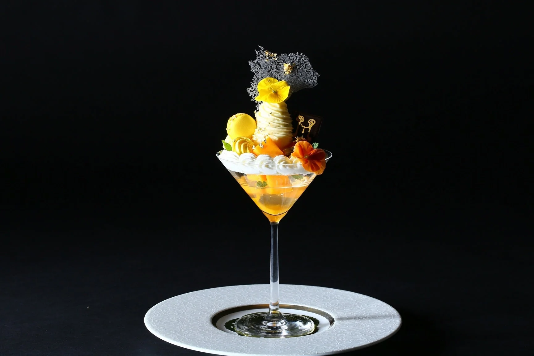 黄色とオレンジを基調としたグラスデザート