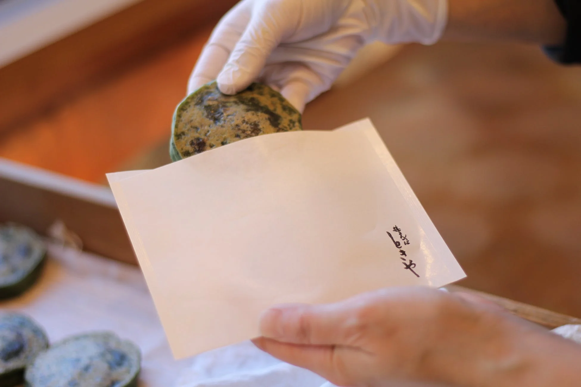 和菓子をパッケージングする様子