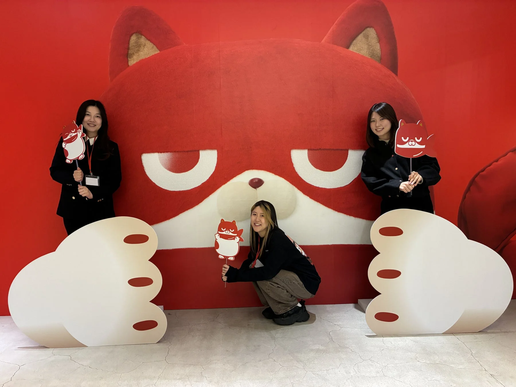 フォトスポットで記念撮影をする来場者