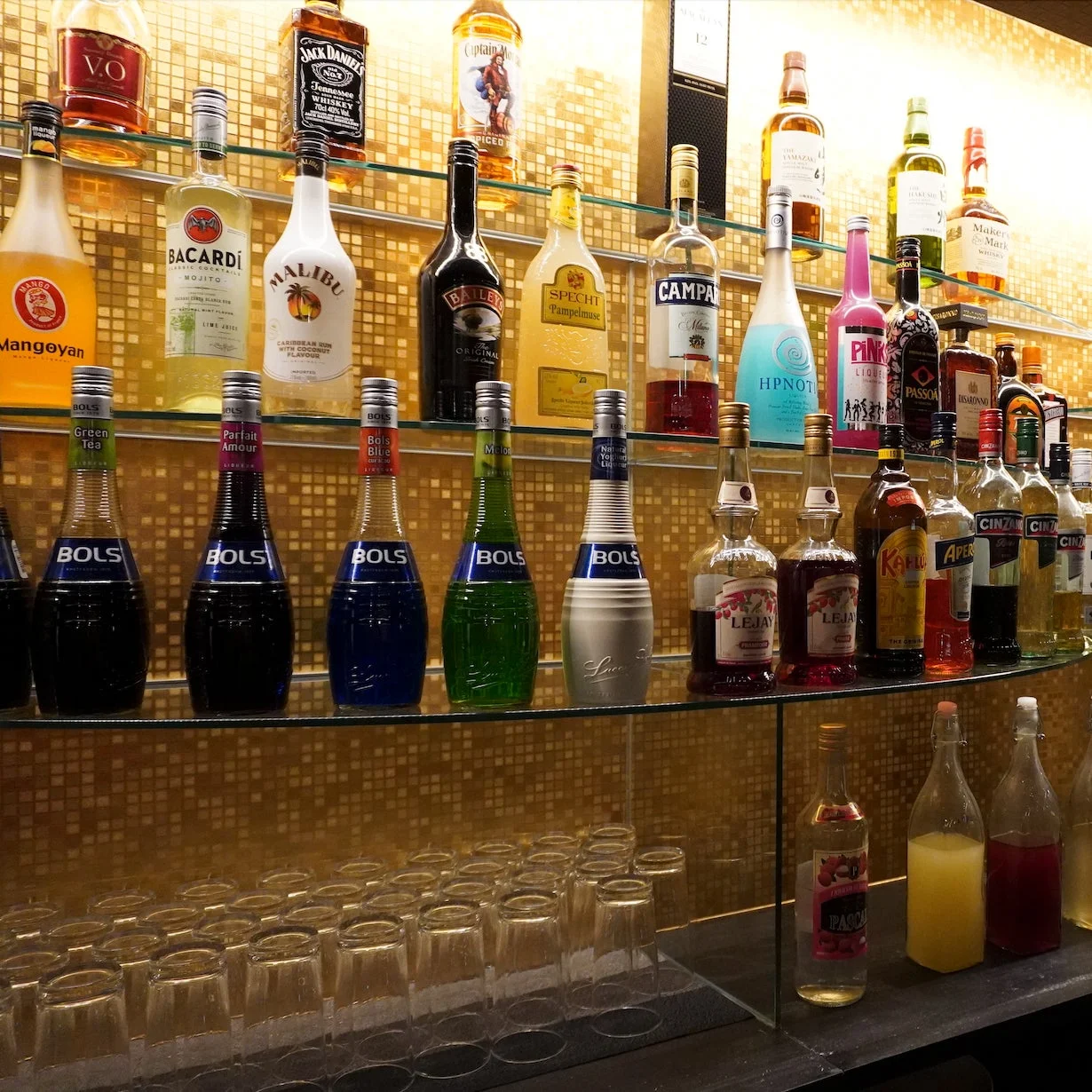 様々な酒瓶が並ぶバーカウンター