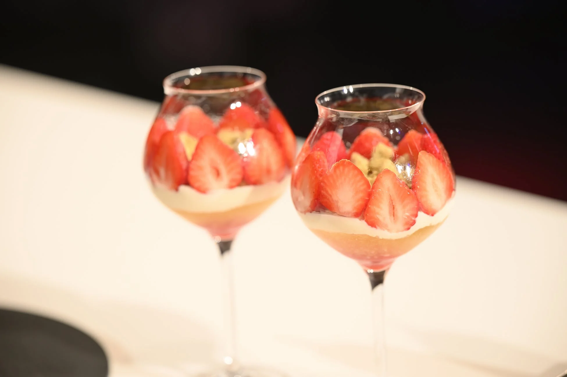 完成したイチゴのパフェ