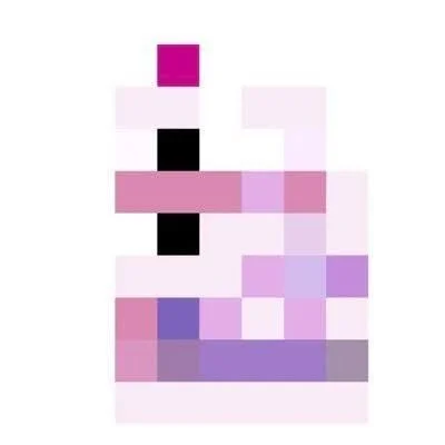 非常にピクセル化された抽象的なデジタルアートワークです。白背景にピンク、パープル、黒の四角いブロックが配置されており、何らかの形を漠然と示唆している可能性がありますが、具体的なオブジェクトは判別できません。