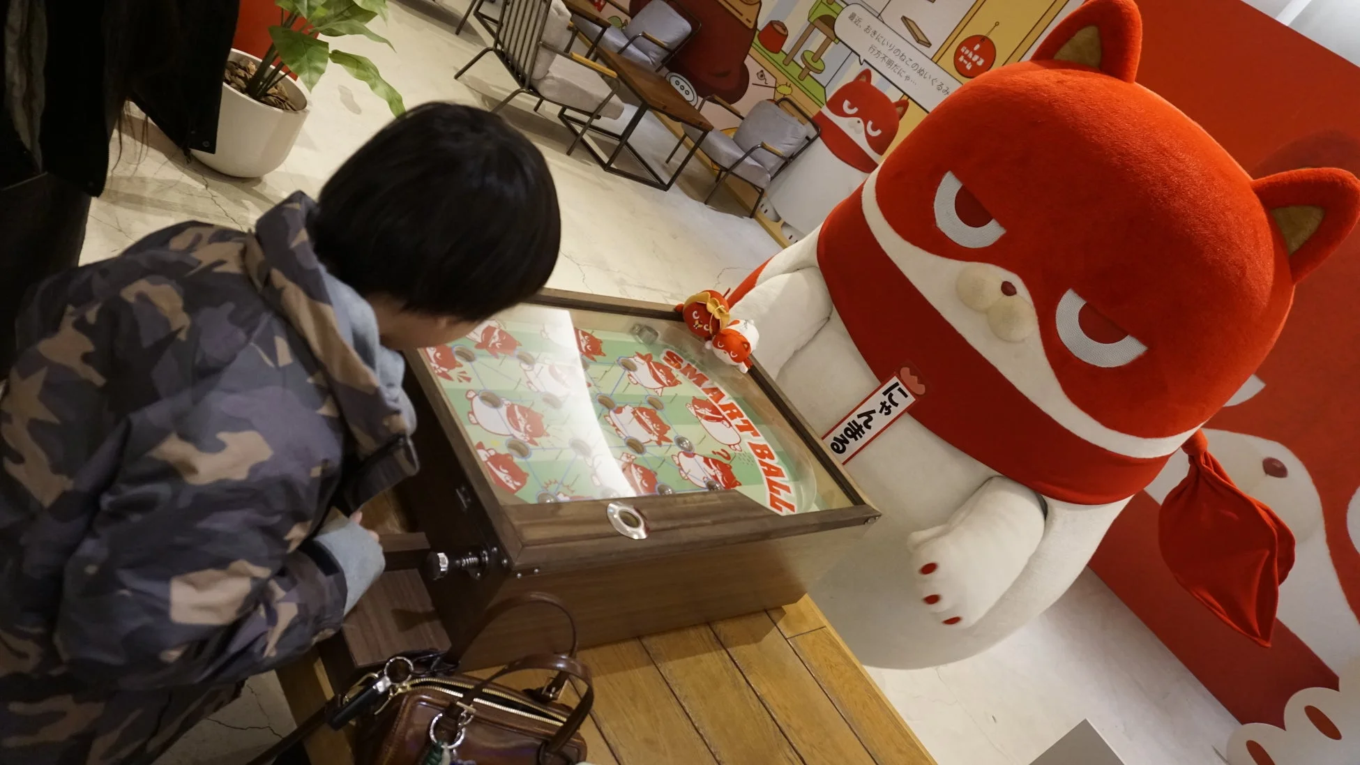 スマートボールで遊ぶ来場者と巨大にゃんまる