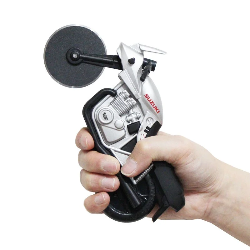 銀色のピザカッターナを持つ手