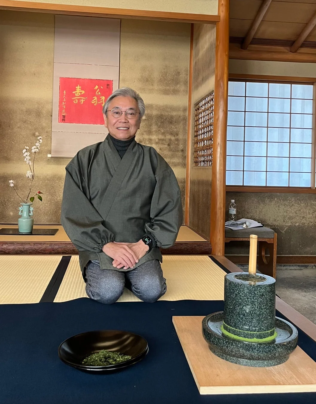 日本人男性、茶道、抹茶、石臼、和室、畳、掛け軸、伝統文化、笑顔、膝立ち