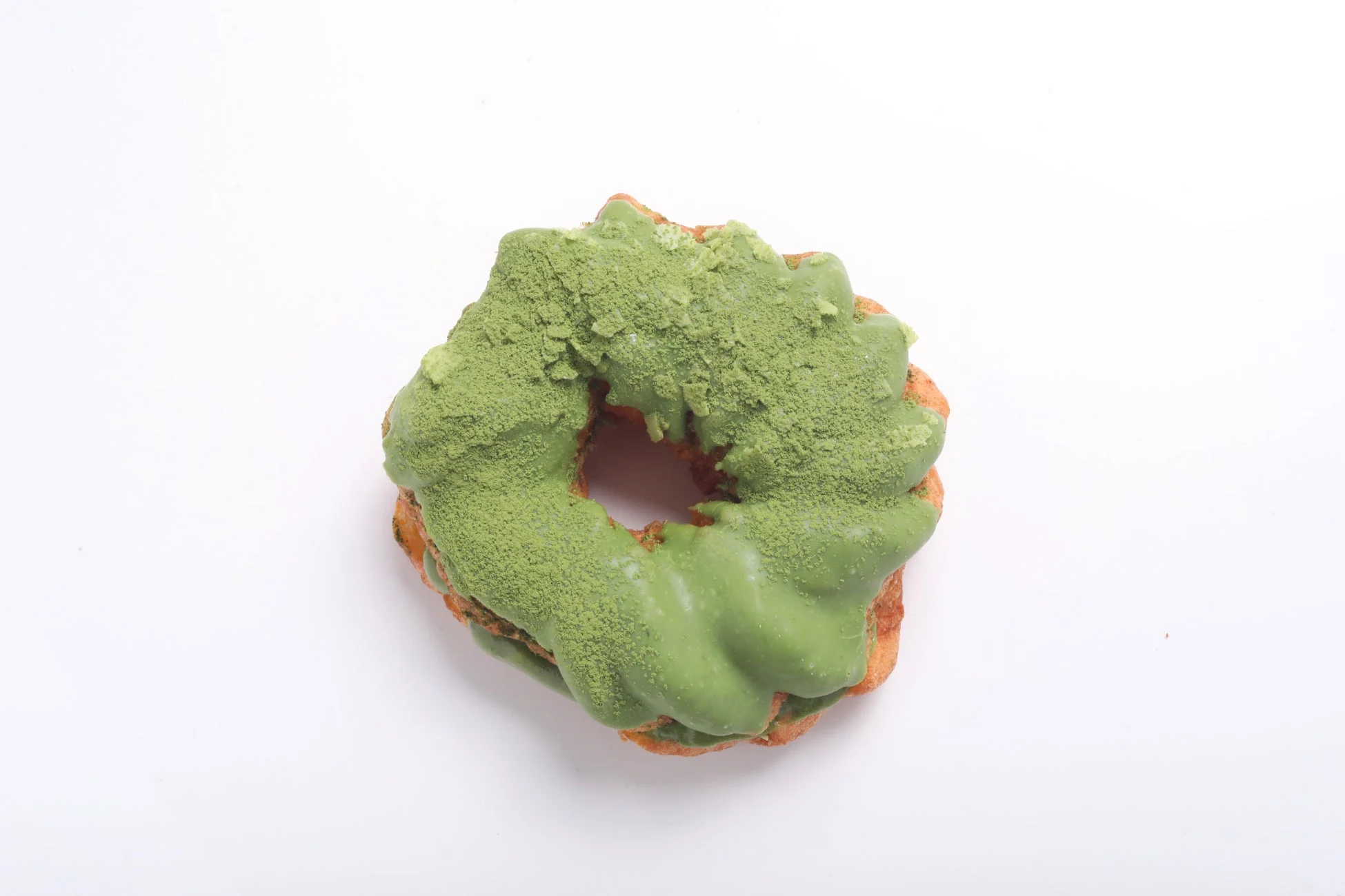 抹茶グレーズと抹茶パウダーのドーナツ