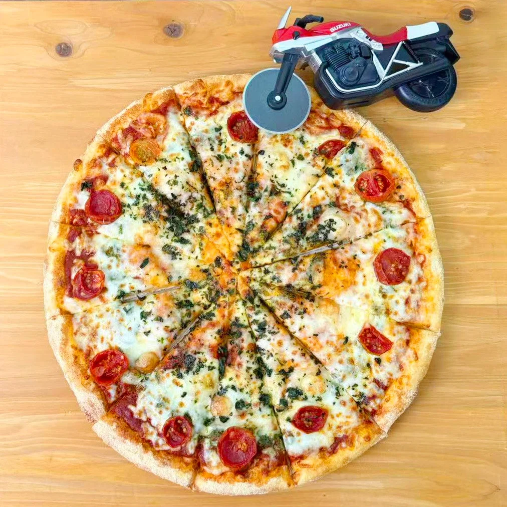 赤いピザカッターナとピザ